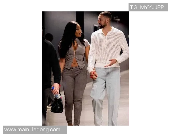 克莱分享甜蜜瞬间女友意外现身让生活更加美好与珍贵