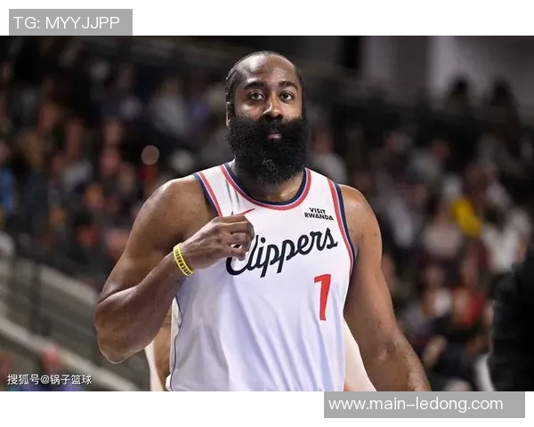 哈登半场表现亮眼三投两中助攻9次助力球队进攻展现全能风采
