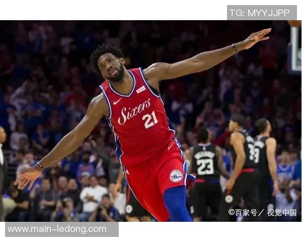 阿伦表现出色9投5中贡献11分10篮板2次抢断助力球队战胜对手